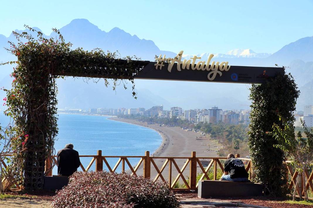 O kent iki mevsimi aynı anda yaşadı: Bir yanda kar, diğer yanda deniz keyfi! Dağ, tepe, sahil, deniz doldu taştı 20